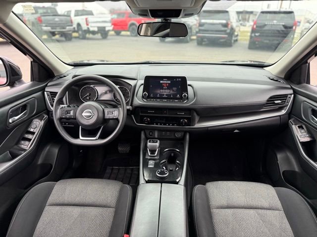 Used 2024 Nissan Rogue SV image 2