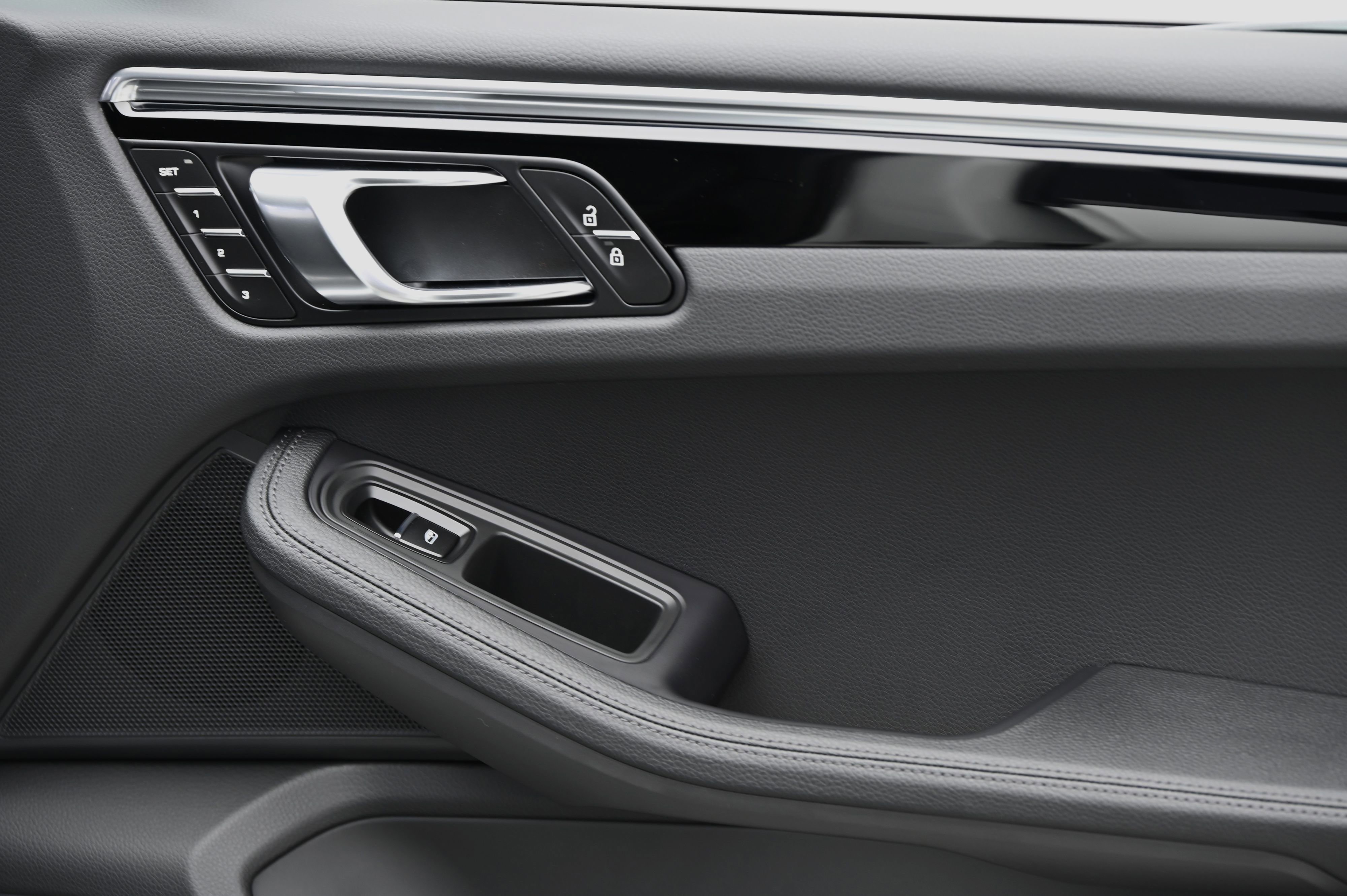 Used 2025 Porsche Macan image 26