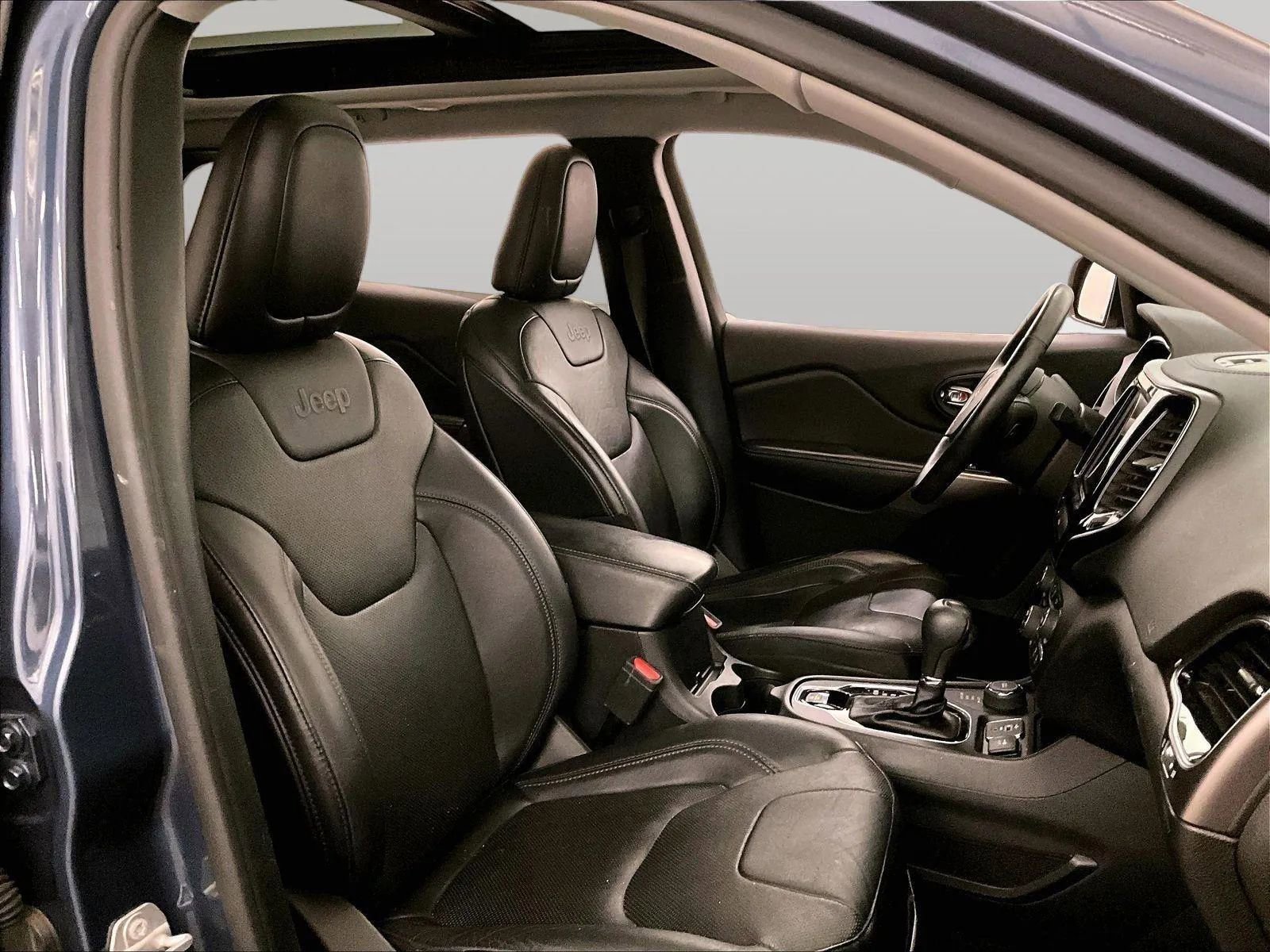 Used 2019 Jeep Cherokee Limited image 7