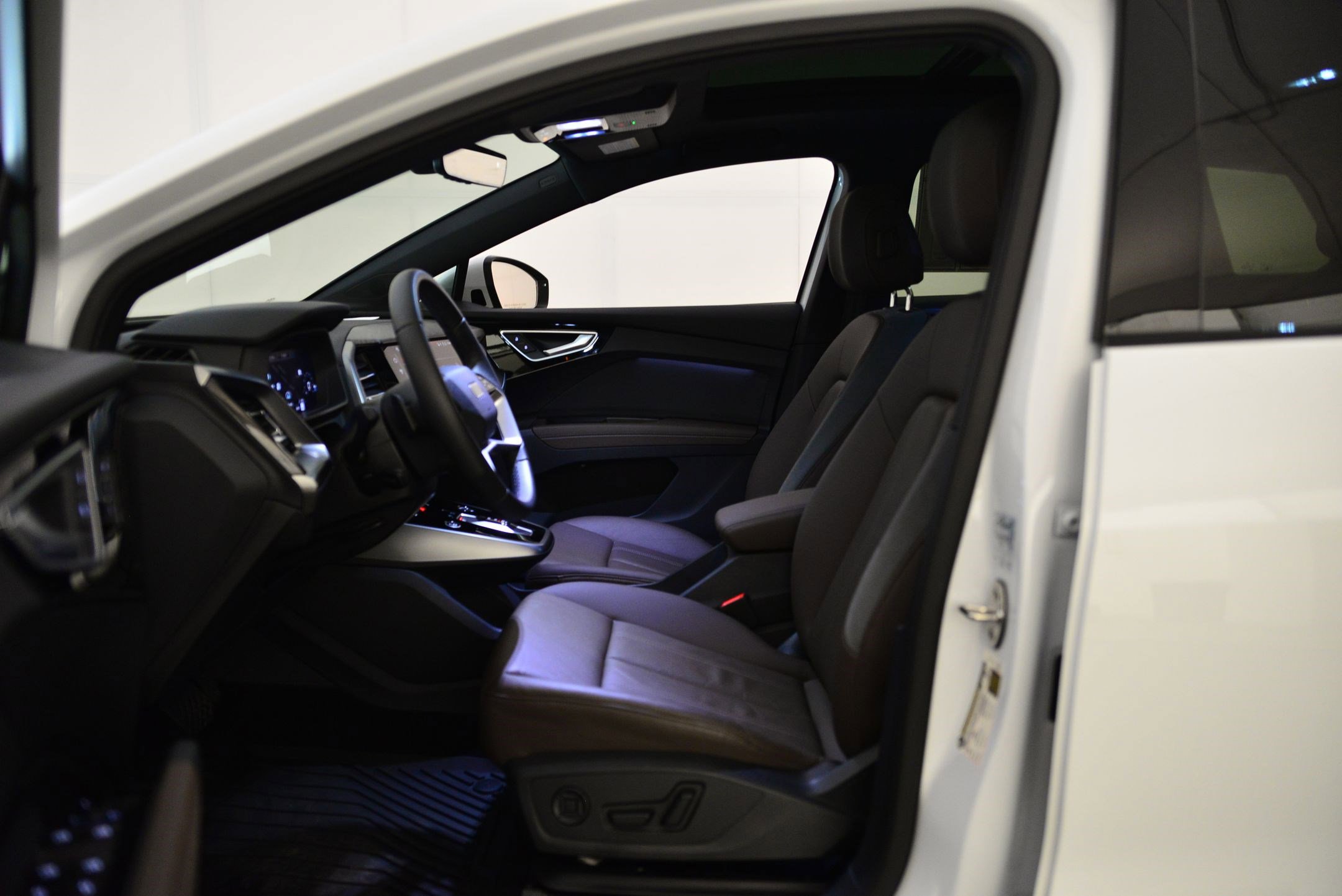 Certified 2025 Audi Q4 e-tron Premium w/ Convenience Package image 25