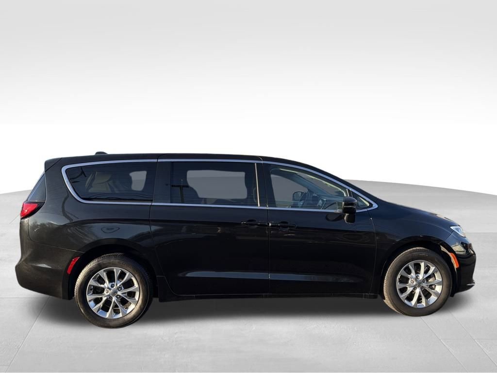 Used 2023 Chrysler Pacifica Touring-L image 12