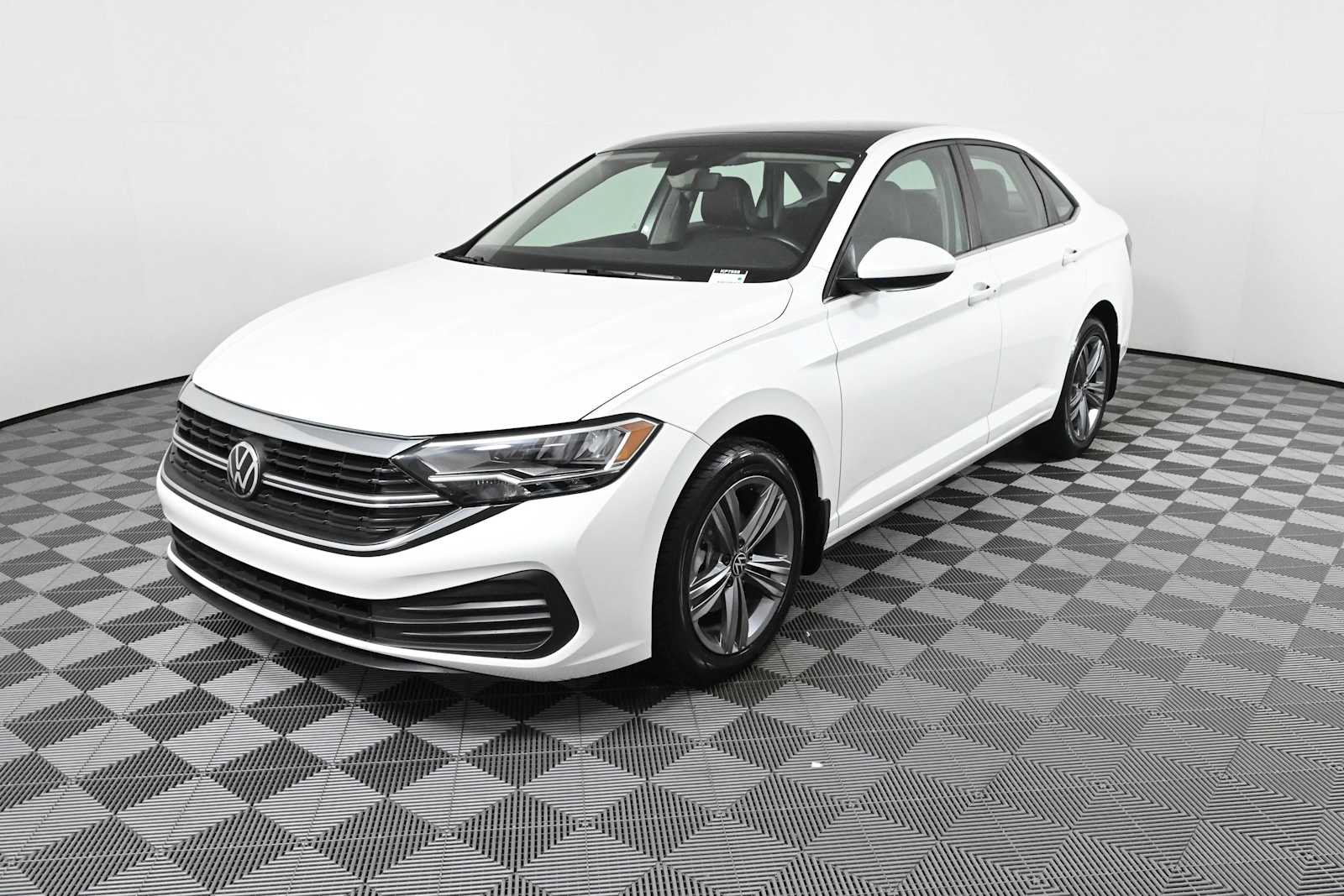 Certified 2023 Volkswagen Jetta SE w/ Panoramic Sunroof Package FWD image 2