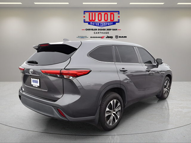Used 2021 Toyota Highlander XLE AWD/4WD image 3