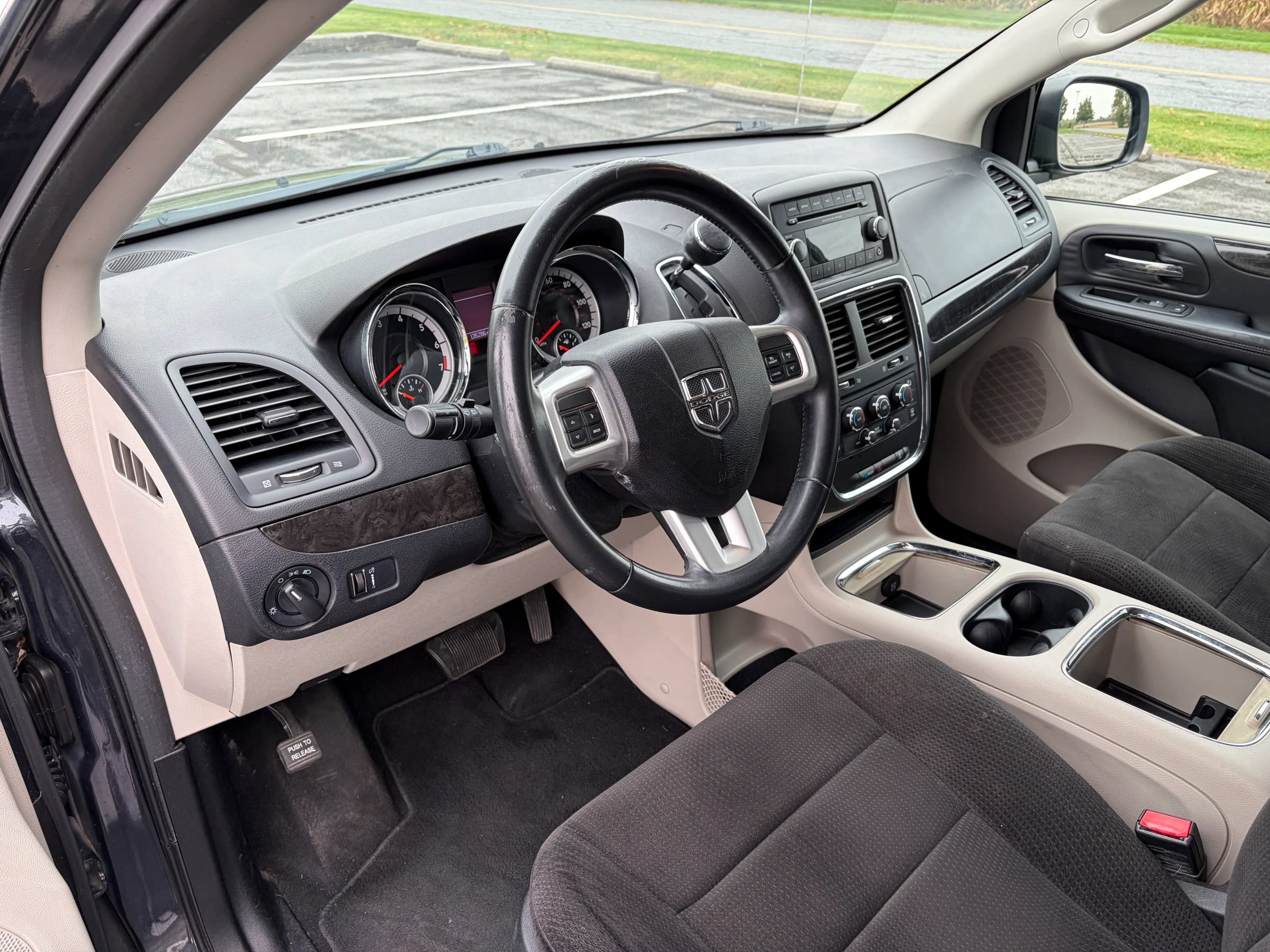 Used 2013 Dodge Grand Caravan SXT w/ Rear Park Assist Pkg FWD image 4