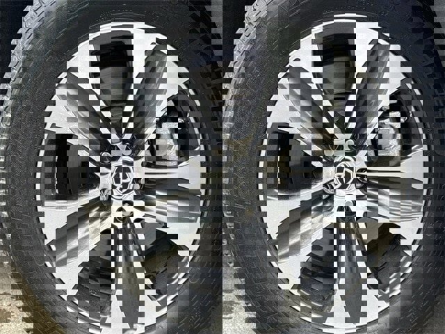 Used 2024 Toyota Highlander XLE image 10