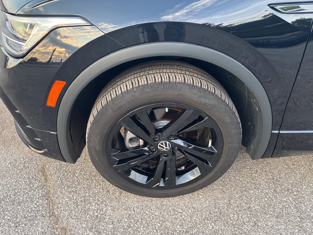 Used 2024 Volkswagen Tiguan SE R-Line AWD/4WD image 10
