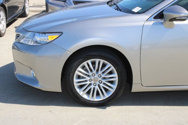 Used 2015 Lexus ES 350 w/ Premium Package FWD image 4