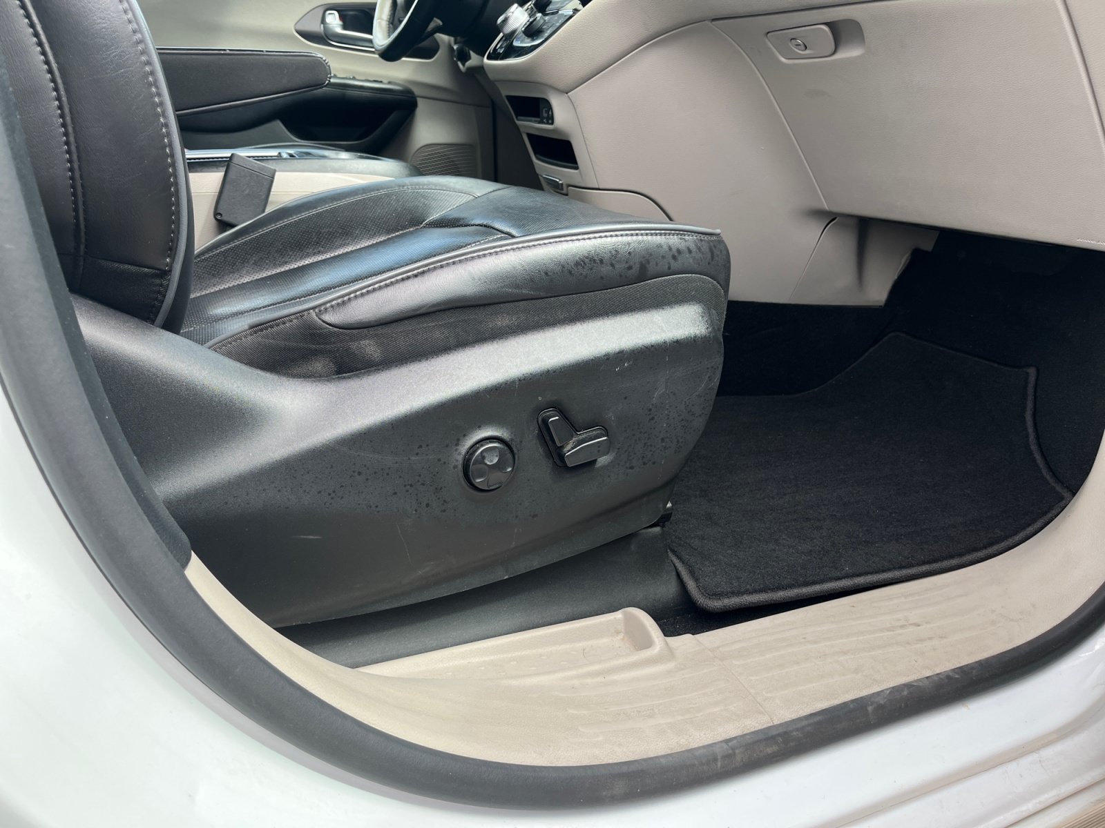 Certified 2018 Chrysler Pacifica Limited FWD image 31