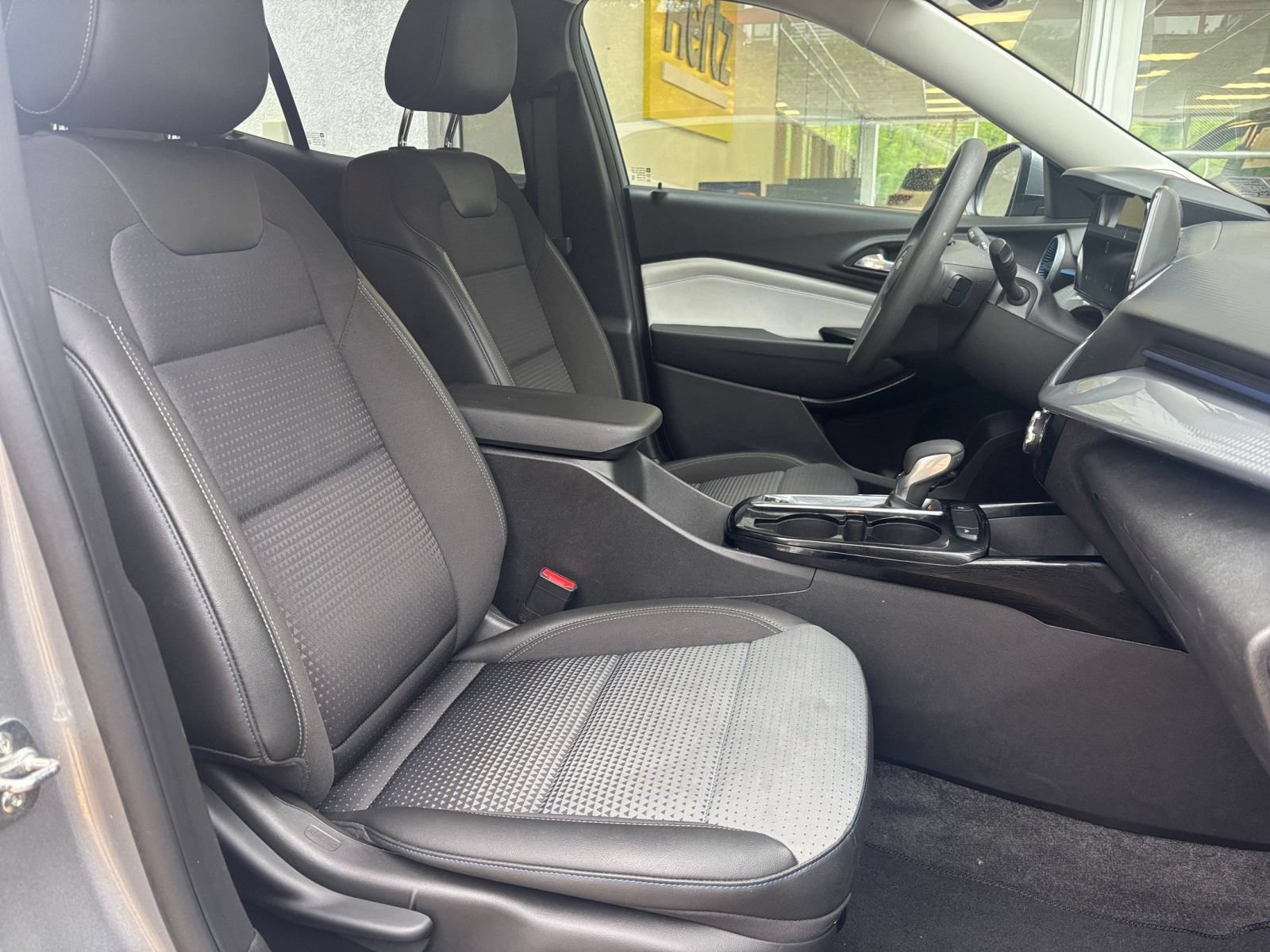 Used 2025 Chevrolet Trax LT FWD image 27