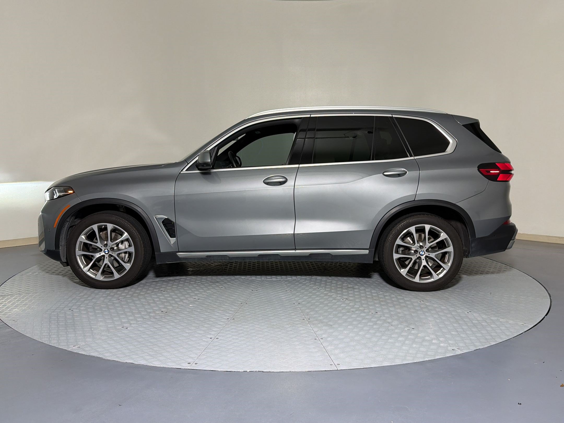 Certified 2024 BMW X5 xDrive40i w/ Parking Assistance Package AWD/4WD image 18