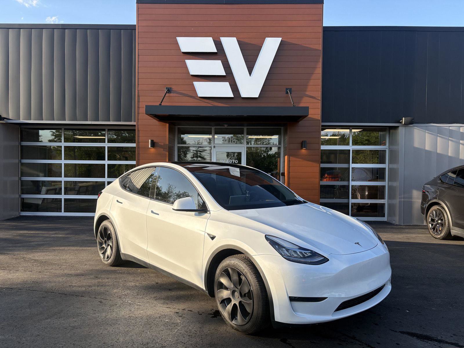 Used 2023 Tesla Model Y Long Range AWD/4WD image 1