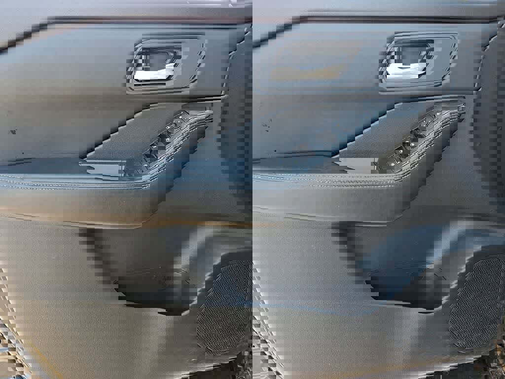 Used 2025 Nissan Rogue SV image 11