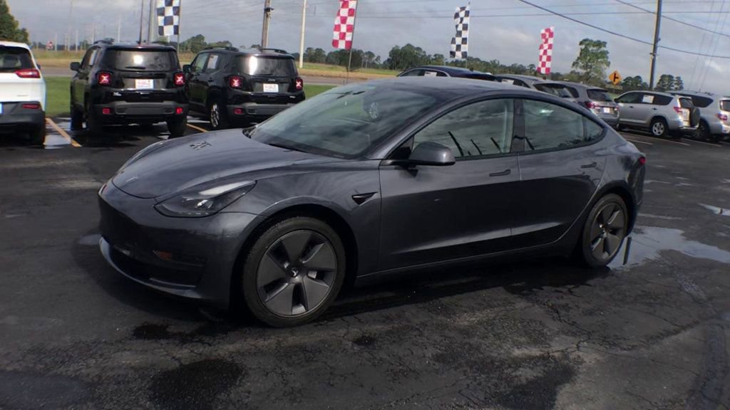 Used 2023 Tesla Model 3 Standard Range image 4