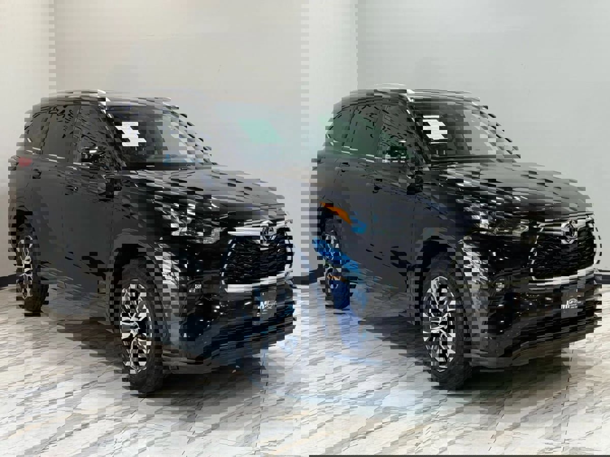 Used 2023 Toyota Highlander XLE image 4