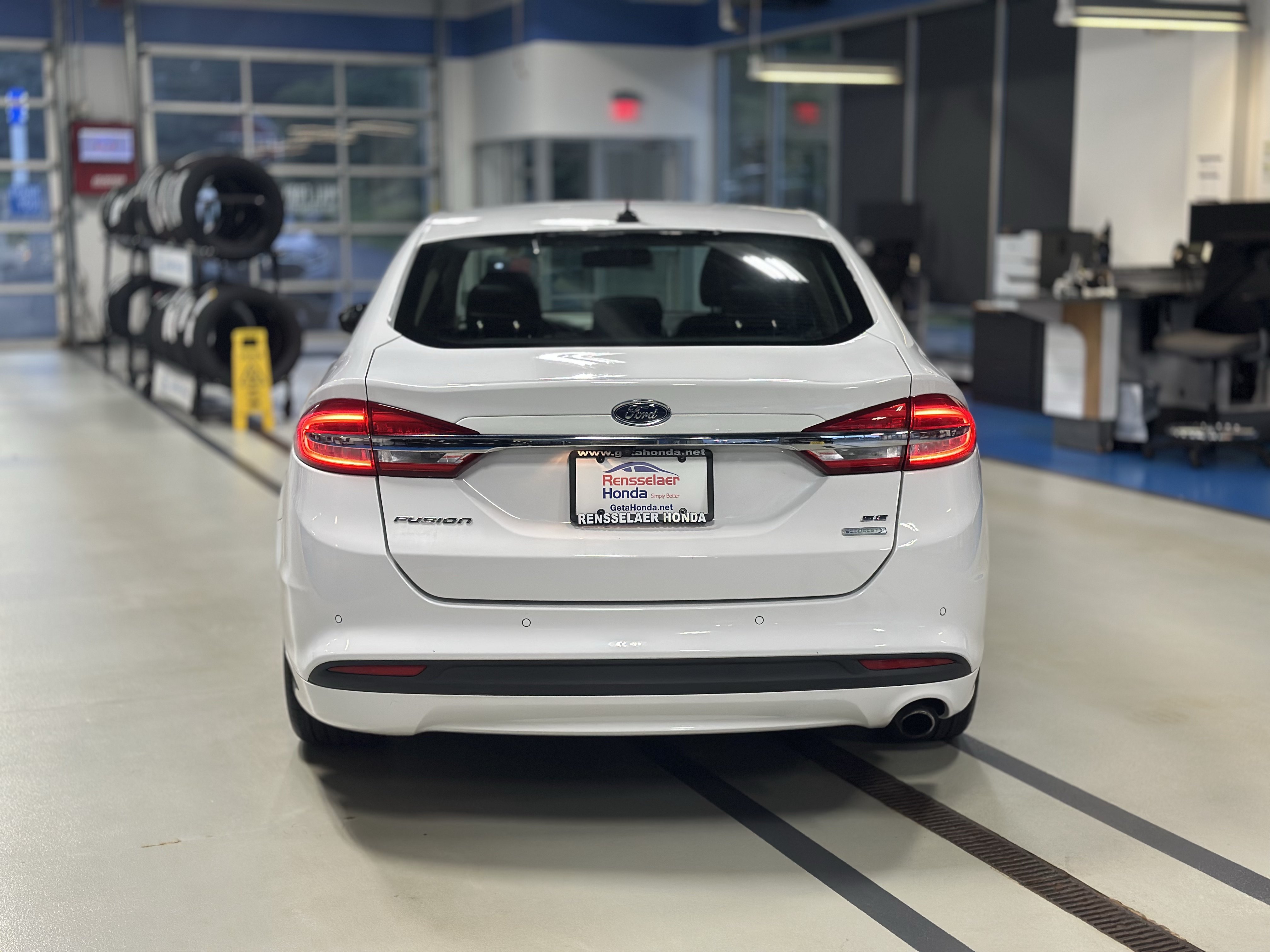 Used 2017 Ford Fusion SE w/ Fusion SE Technology Package FWD image 6