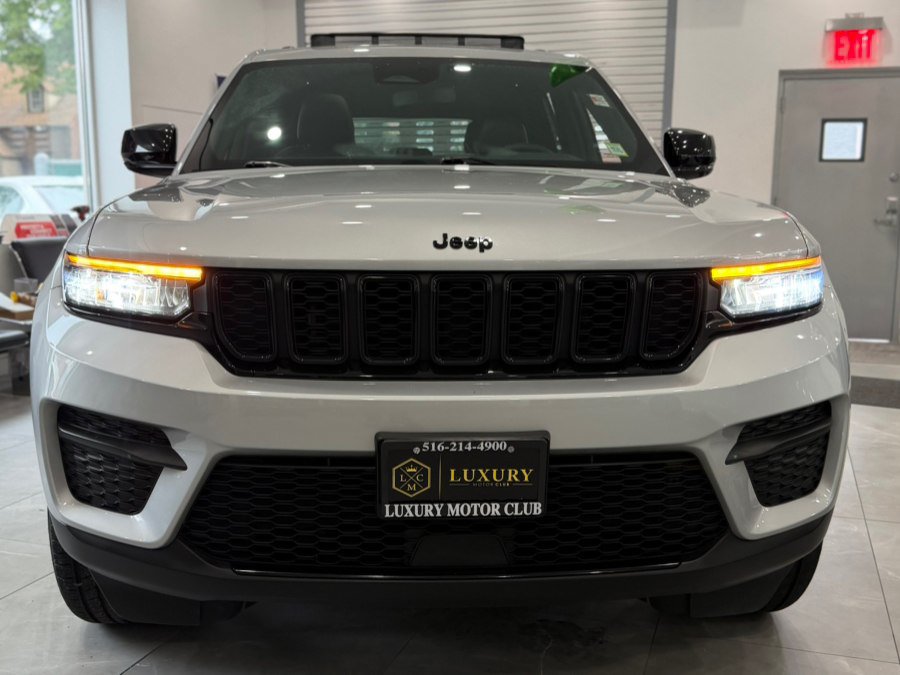 Used 2023 Jeep Grand Cherokee Altitude AWD/4WD image 2