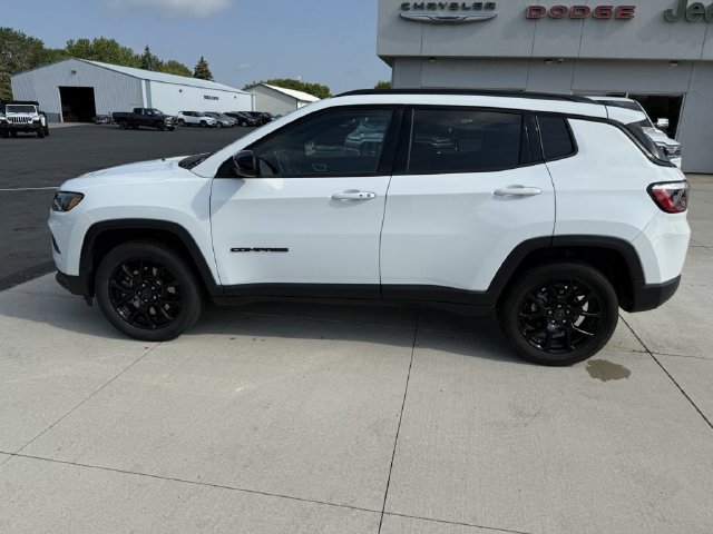 Used 2025 Jeep Compass Latitude w/ Convenience Group AWD/4WD image 5