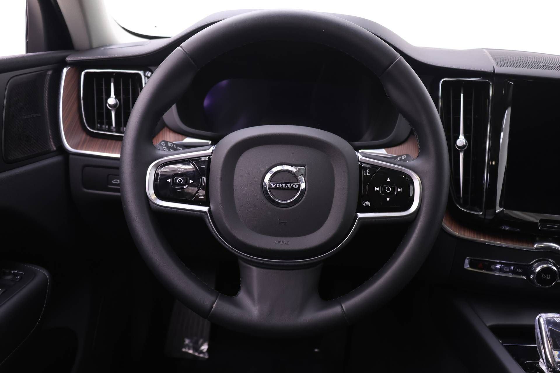 Used 2023 Volvo XC60 B5 Ultimate w/ Climate Package AWD/4WD image 17