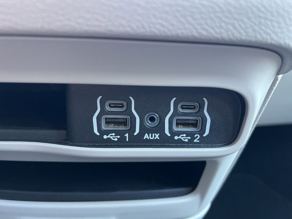 Used 2024 Chrysler Pacifica Touring-L image 22