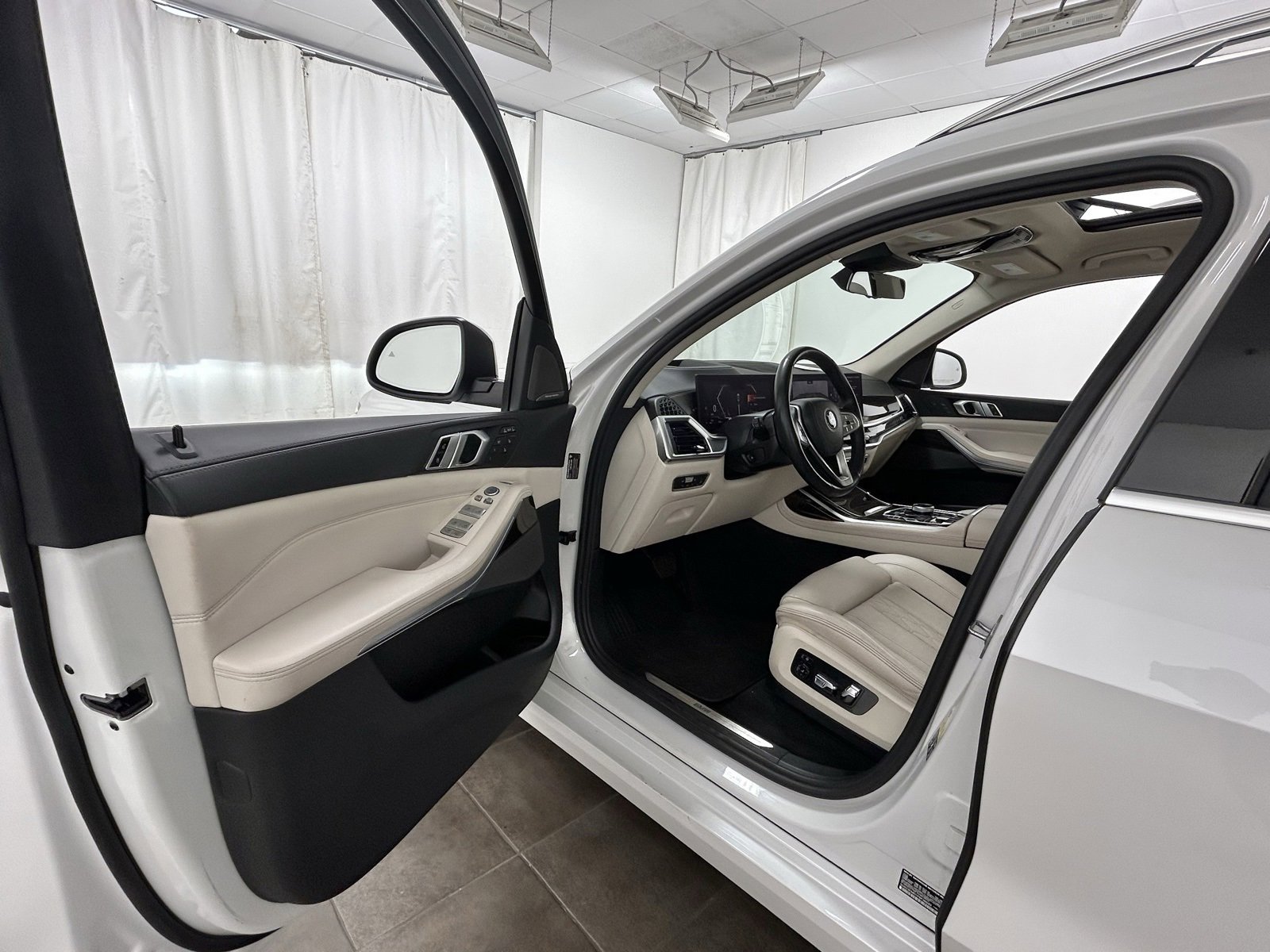 Used 2023 BMW X7 xDrive40i w/ Executive Package image 24