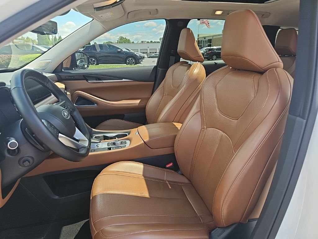 Used 2023 INFINITI QX60 Sensory w/ Vision Package AWD/4WD image 3