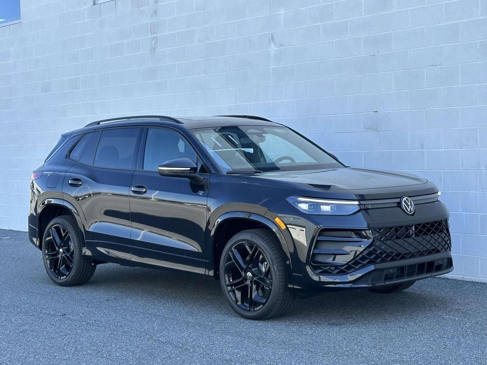 New 2026 Volkswagen Tiguan SE R-Line image 8