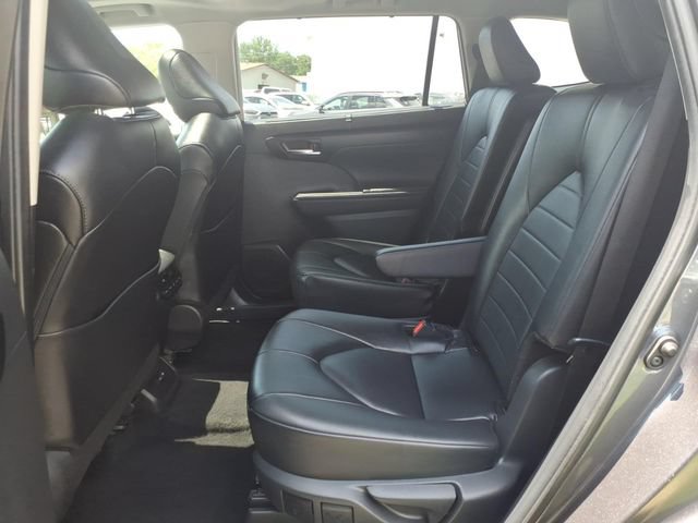 Certified 2024 Toyota Highlander XLE FWD image 3