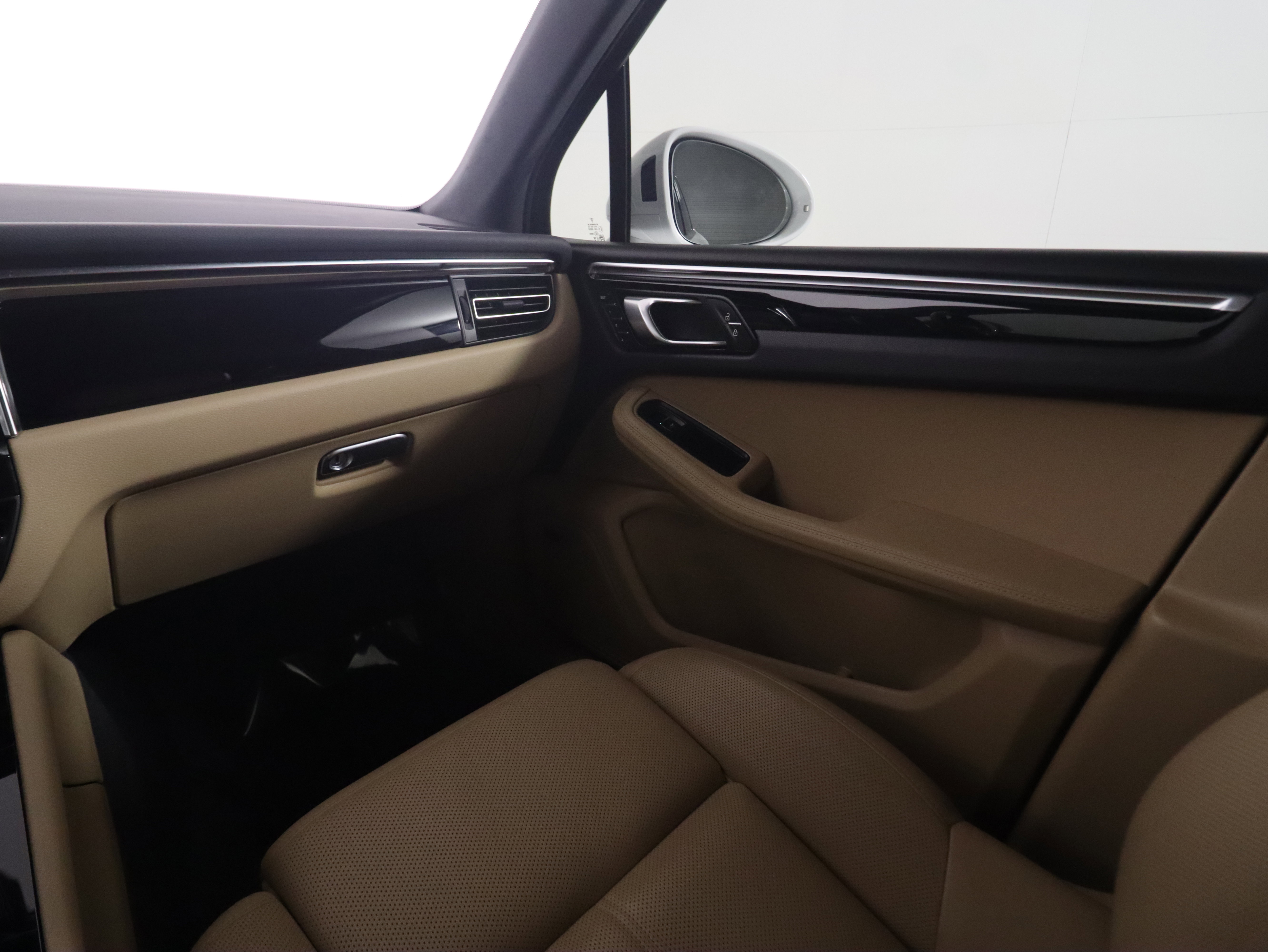 Used 2023 Porsche Macan image 12