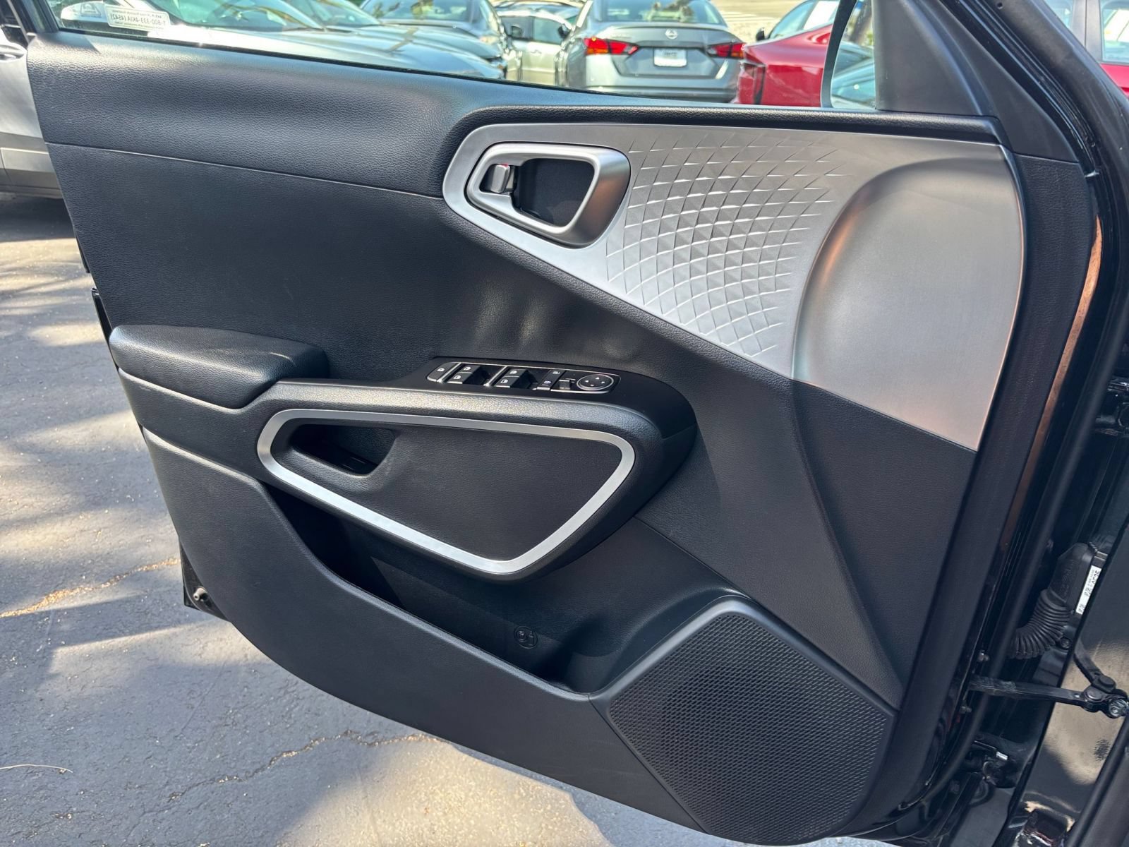 Used 2025 Kia Soul LX w/ LX Technology Package FWD image 18