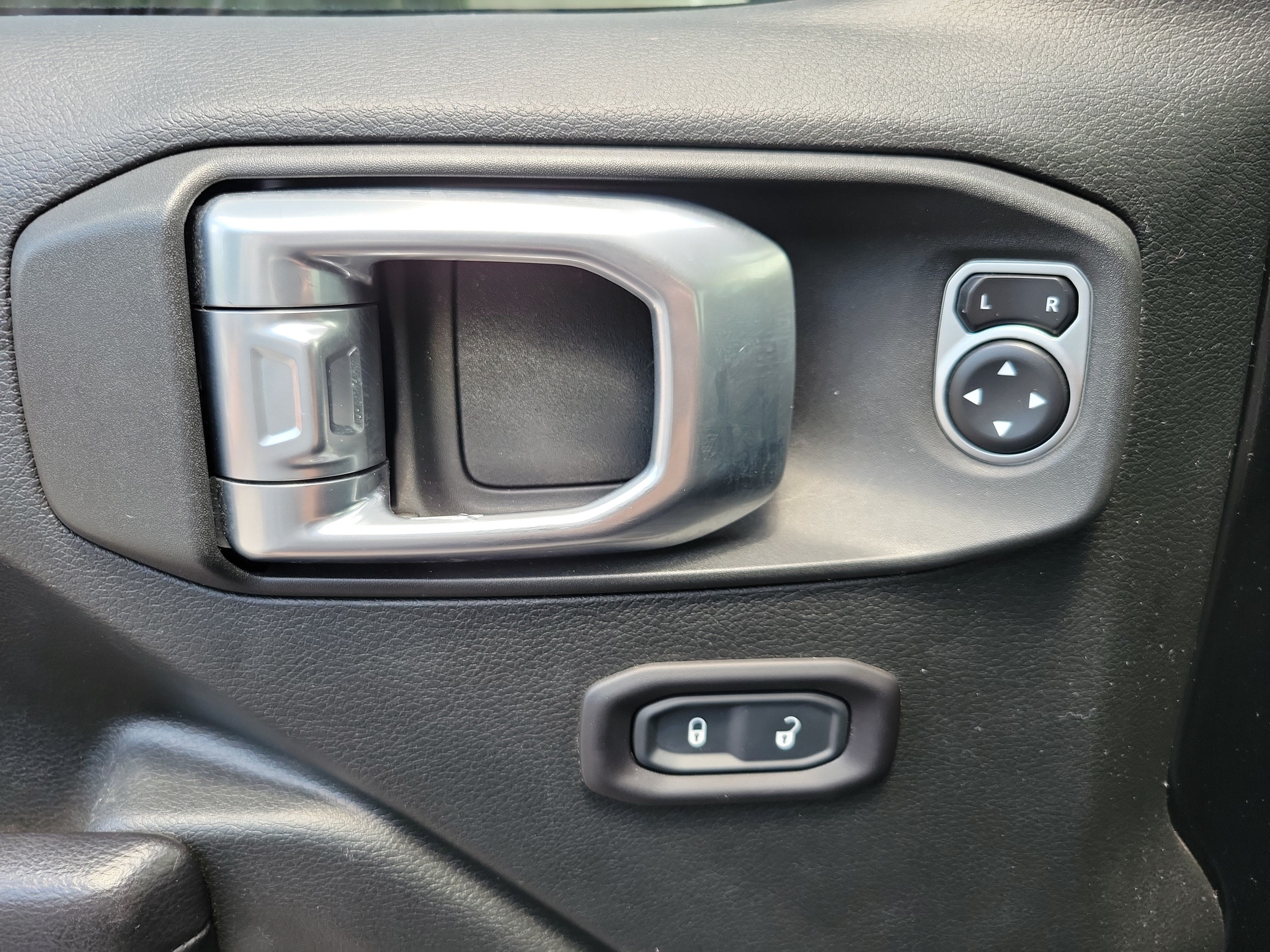 Used 2019 Jeep Wrangler Unlimited Rubicon w/ Dual Top Group AWD/4WD image 6