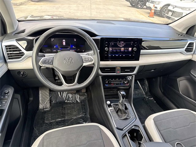 Certified 2025 Volkswagen Taos SE image 7