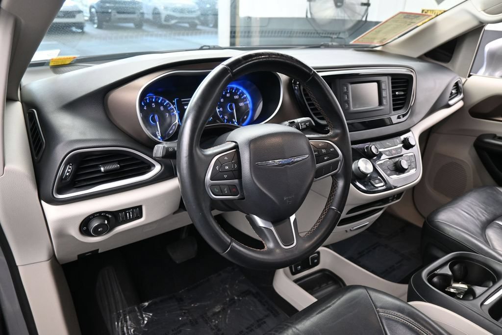 Used 2017 Chrysler Pacifica Touring-L FWD image 11