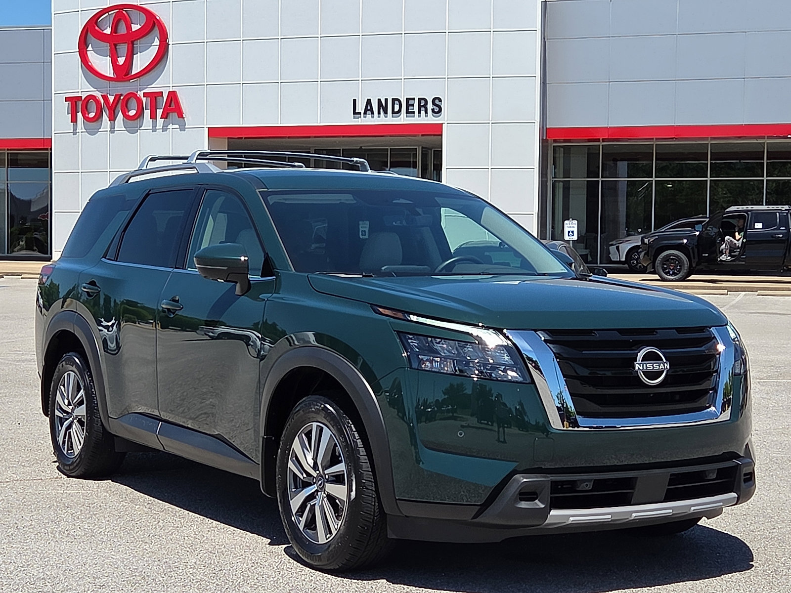 Used 2025 Nissan Pathfinder SL FWD image 1