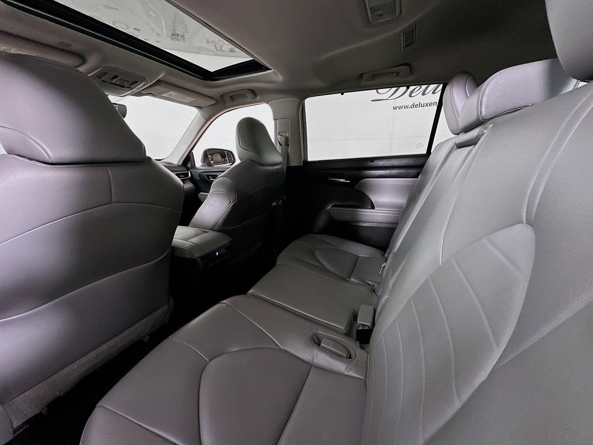 Used 2022 Toyota Highlander XLE AWD/4WD image 25