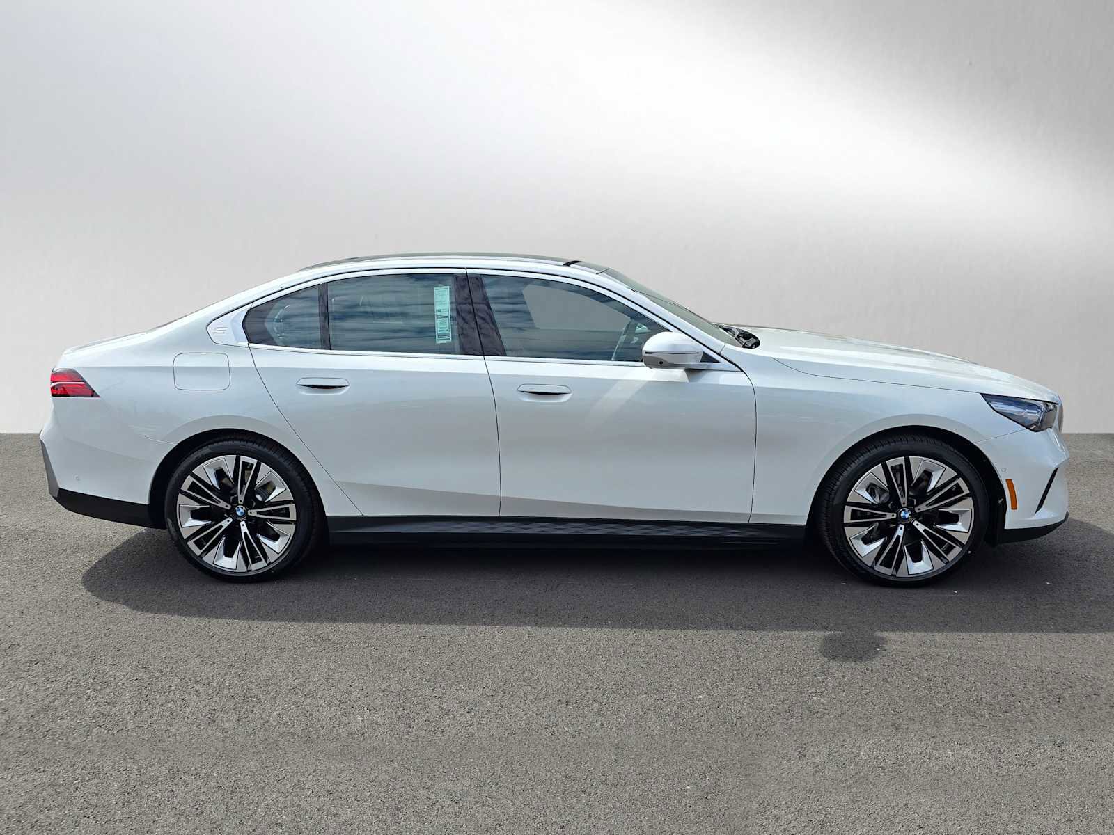 Used 2026 BMW i5 eDrive40 w/ Executive Package RWD image 2