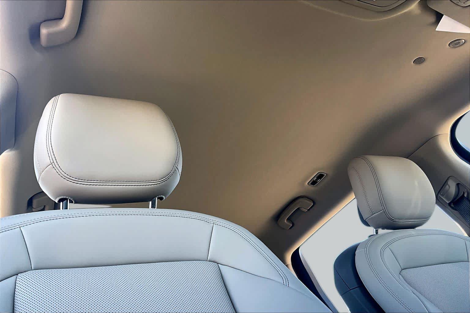 Used 2025 Lincoln Nautilus Premier AWD/4WD image 13
