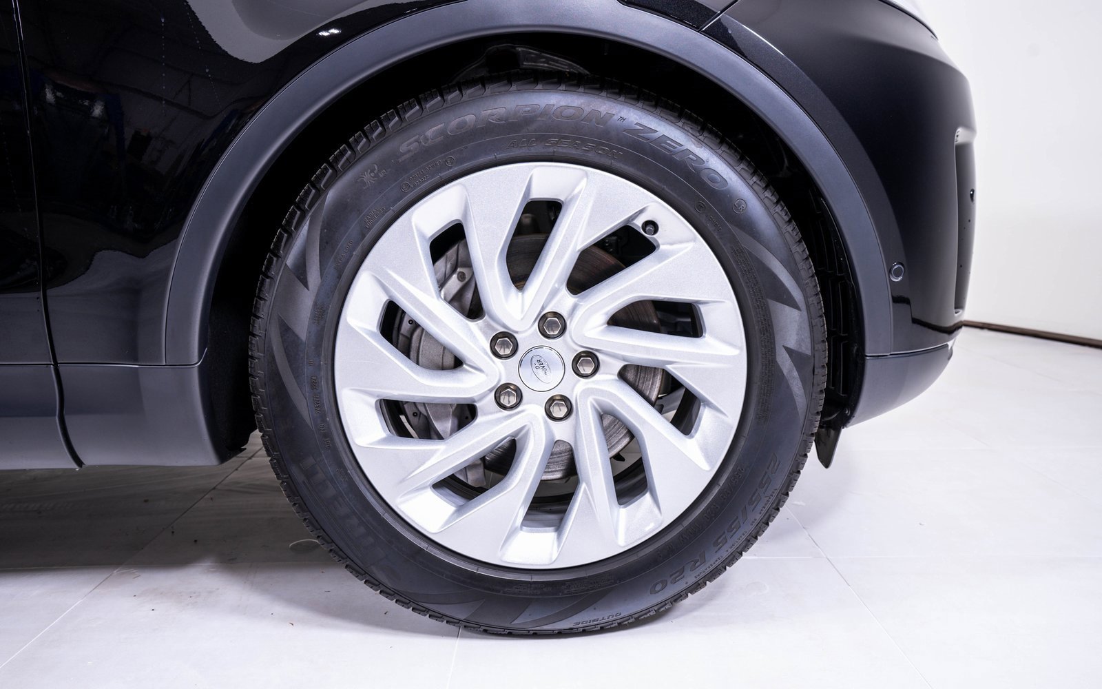 Used 2025 Land Rover Discovery S image 12
