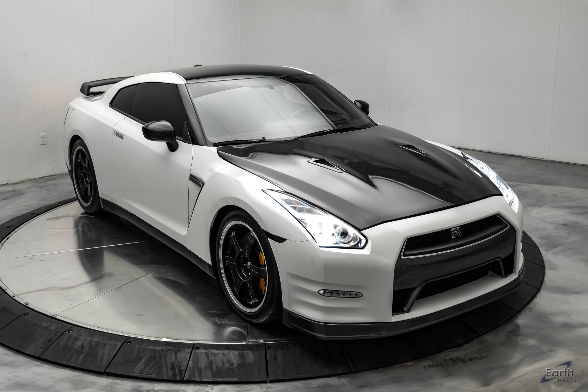 Used 2014 Nissan GT-R Black Edition AWD/4WD image 31