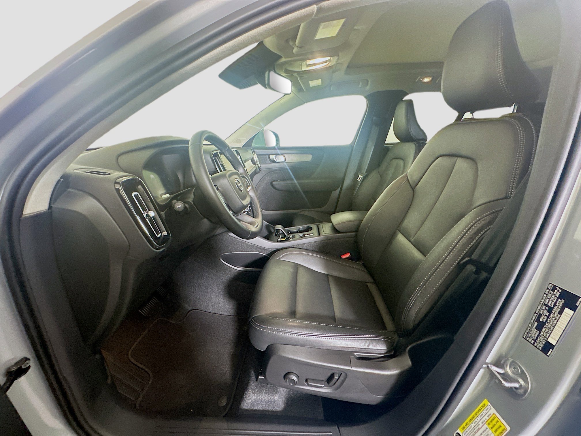 Used 2025 Volvo XC40 B5 Core AWD/4WD image 13
