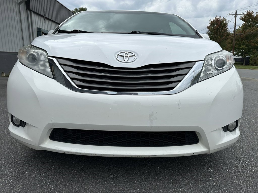 Used 2013 Toyota Sienna XLE image 7