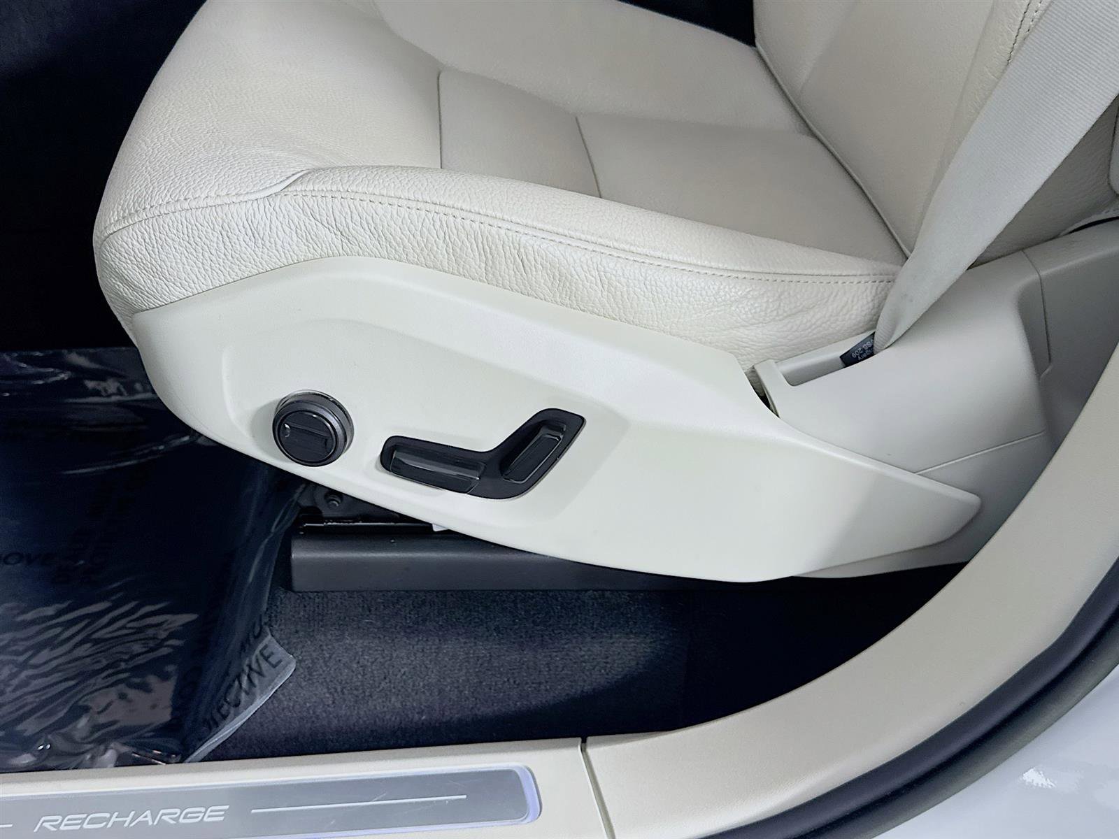 Used 2023 Volvo XC90 T8 Plus w/ Protection Package Premier image 23