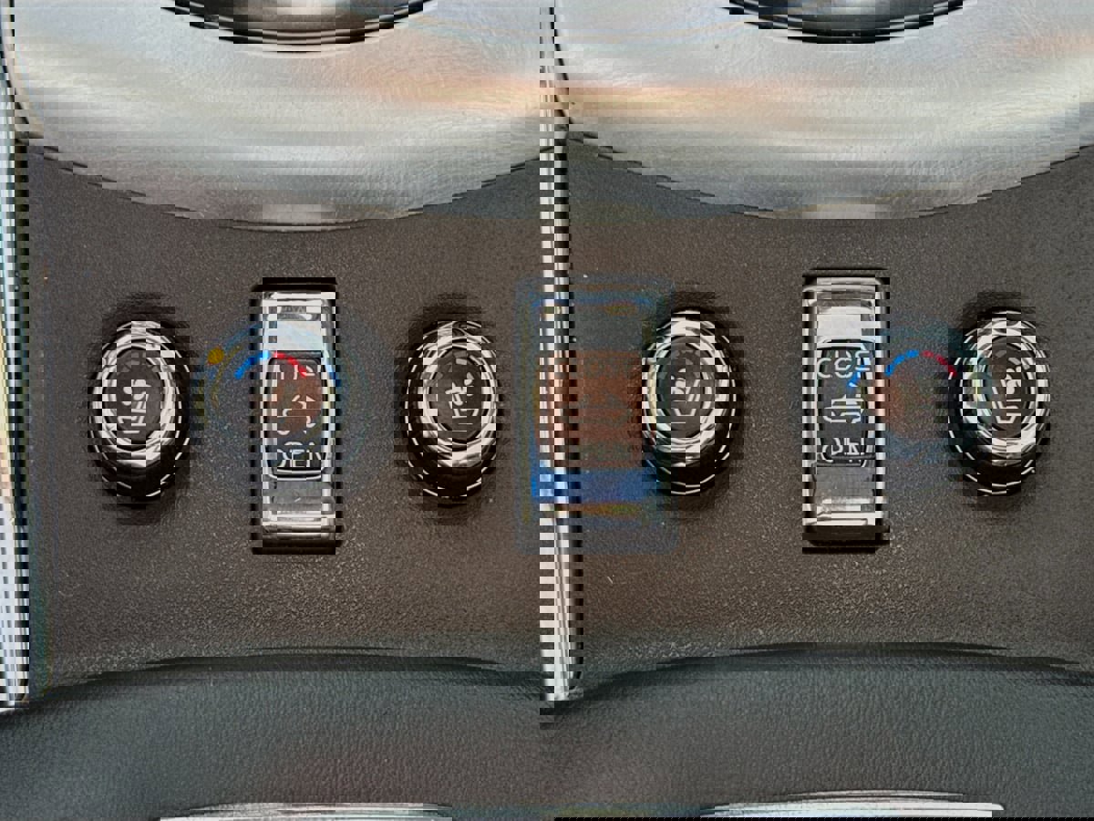 Used 2014 INFINITI Q60 Convertible w/ Premium Package image 24