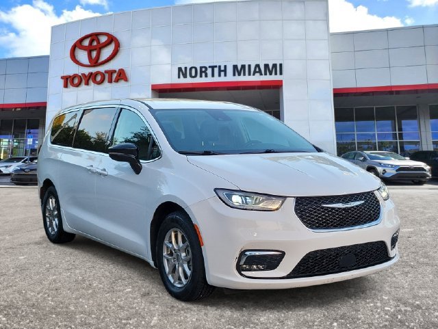 Used 2024 Chrysler Pacifica Touring-L