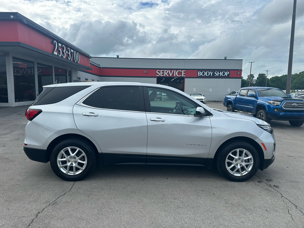 Used 2022 Chevrolet Equinox LT w/ Driver Convenience Package image 2