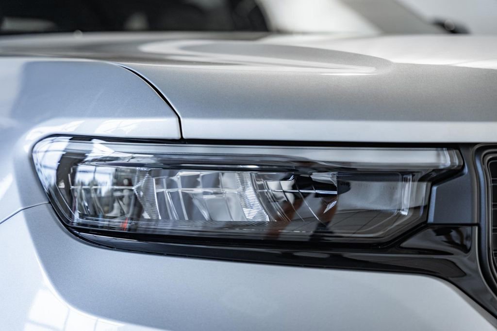 New 2025 Jeep Grand Cherokee Altitude image 12