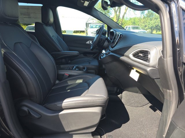 New 2027 Chrysler Pacifica Select AWD/4WD image 36