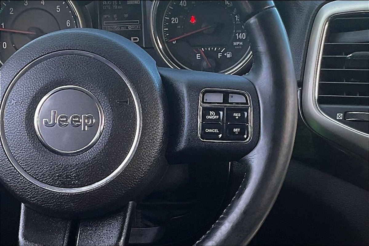 Used 2011 Jeep Grand Cherokee Laredo AWD/4WD image 12