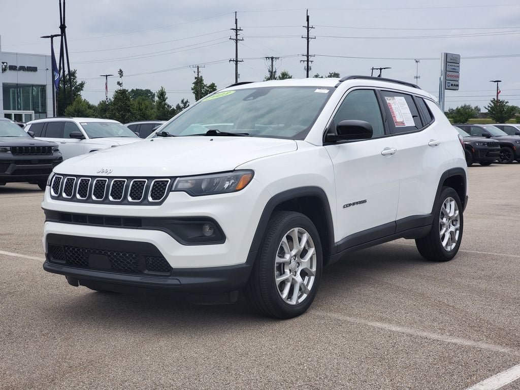 Used 2023 Jeep Compass Latitude AWD/4WD image 2