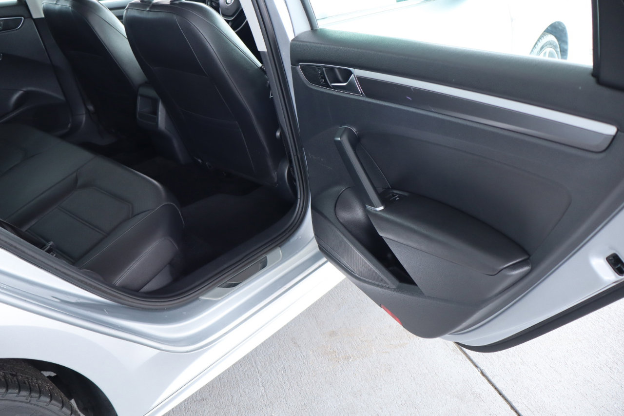 Used 2017 Volkswagen Passat 1.8T R-Line image 34