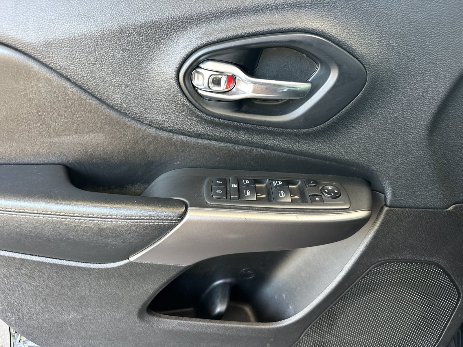 Used 2019 Jeep Cherokee Latitude w/ Popular Appearance Group AWD/4WD image 8
